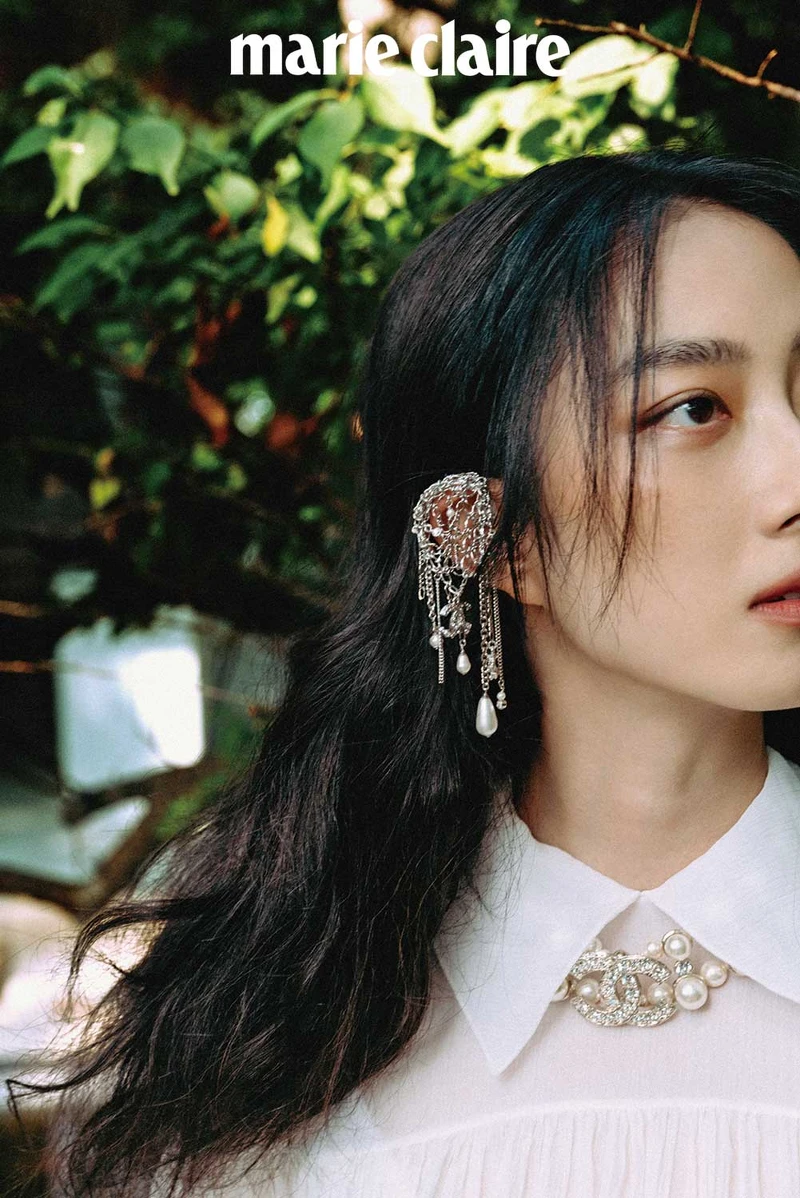 真絲綢紗襯衫飾以褶子荷葉邊與雙C水晶鑲飾鈕扣、黑白格紋斜紋軟呢流蘇長裙、銀色金屬垂墜式幻象珍珠流蘇耳扣、黑色皮革飾以幻象珍珠腰帶、黑色高級樹脂水晶鑲飾幻象珍珠手環、金屬水晶鑲飾雙 C Logo 造型飾以幻象珍珠頸鍊,all by CHANEL。 真絲綢紗襯衫飾以褶子荷葉邊與雙C水晶鑲飾鈕扣、黑白格紋斜紋軟呢流蘇長裙、銀色金屬垂墜式幻象珍珠流蘇耳扣、黑色皮革飾以幻象珍珠腰帶、黑色高級樹脂水晶鑲飾幻象珍珠手環、金屬水晶鑲飾雙 C Logo 造型飾以幻象珍珠頸鍊,all by CHANEL。