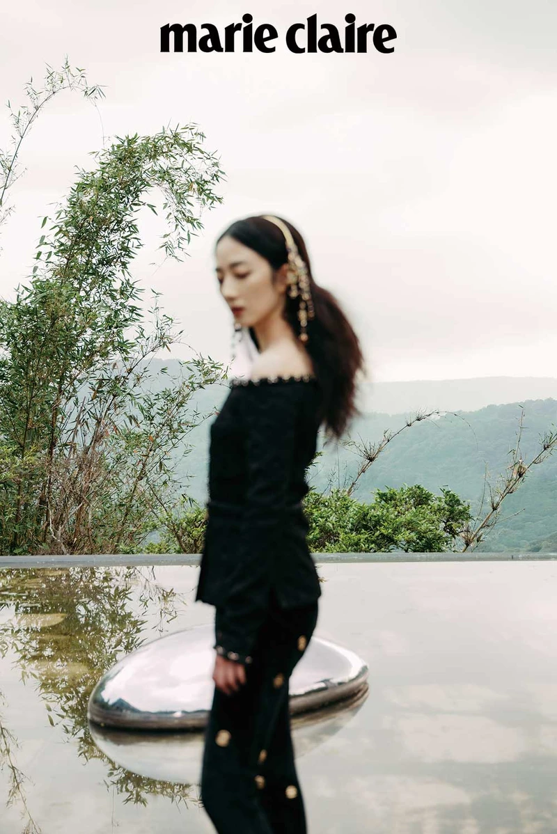 黑色幻彩Jersey金絲緄邊飾以珠寶十字架鈕扣外套、黑色絲絨飾以金幣刺繡與喬其紗蝴蝶結長褲、金屬多彩寶石流蘇造型髮箍,all by CHANEL。 黑色幻彩Jersey金絲緄邊飾以珠寶十字架鈕扣外套、黑色絲絨飾以金幣刺繡與喬其紗蝴蝶結長褲、金屬多彩寶石流蘇造型髮箍,all by CHANEL。