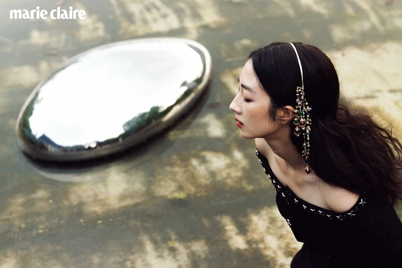 黑色幻彩Jersey金絲緄邊飾以珠寶十字架鈕扣外套、黑色絲絨飾以金幣刺繡與喬其紗蝴蝶結長褲、金屬多彩寶石流蘇造型髮箍,all by CHANEL。 黑色幻彩Jersey金絲緄邊飾以珠寶十字架鈕扣外套、黑色絲絨飾以金幣刺繡與喬其紗蝴蝶結長褲、金屬多彩寶石流蘇造型髮箍,all by CHANEL。