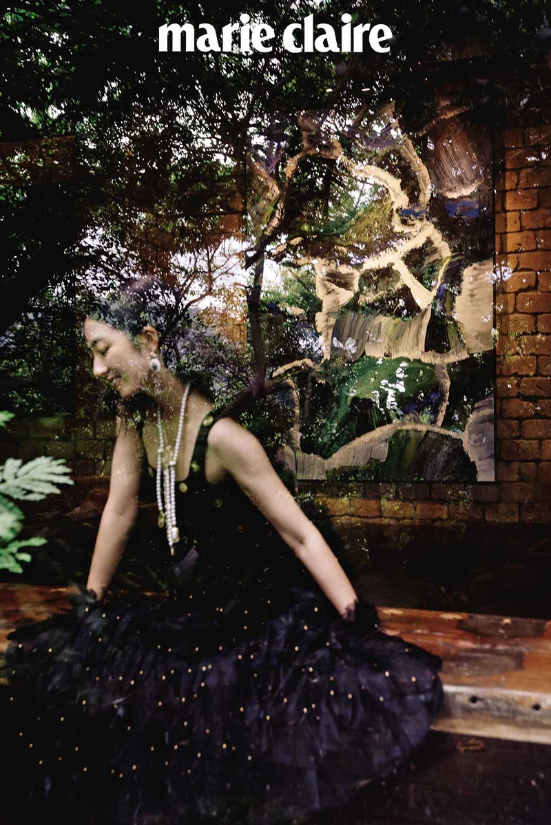 黑色絲絨飾以金幣刺繡上衣、黑色真絲綢紗羽毛飾以金色幻象珍珠刺繡長裙、黑色天鵝絨手套飾以蕾絲荷葉緄邊、金屬幻象珍珠皮穿鏈造型徽章式多層次長項鍊、金屬多彩寶石水晶鑲飾墜式耳環,all by CHANEL。 黑色絲絨飾以金幣刺繡上衣、黑色真絲綢紗羽毛飾以金色幻象珍珠刺繡長裙、黑色天鵝絨手套飾以蕾絲荷葉緄邊、金屬幻象珍珠皮穿鏈造型徽章式多層次長項鍊、金屬多彩寶石水晶鑲飾墜式耳環,all by CHANEL。