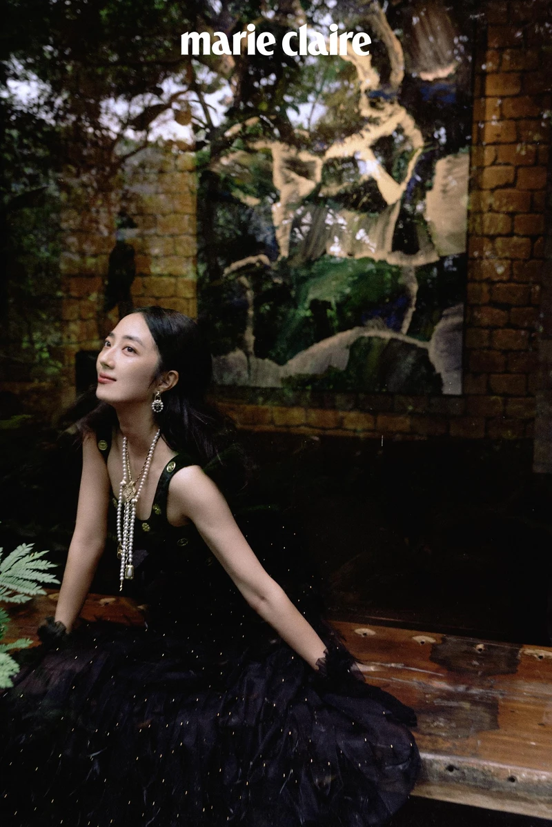 黑色絲絨飾以金幣刺繡上衣、黑色真絲綢紗羽毛飾以金色幻象珍珠刺繡長裙、黑色天鵝絨手套飾以蕾絲荷葉緄邊、金屬幻象珍珠皮穿鏈造型徽章式多層次長項鍊、金屬多彩寶石水晶鑲飾墜式耳環,all by CHANEL。 黑色絲絨飾以金幣刺繡上衣、黑色真絲綢紗羽毛飾以金色幻象珍珠刺繡長裙、黑色天鵝絨手套飾以蕾絲荷葉緄邊、金屬幻象珍珠皮穿鏈造型徽章式多層次長項鍊、金屬多彩寶石水晶鑲飾墜式耳環,all by CHANEL。