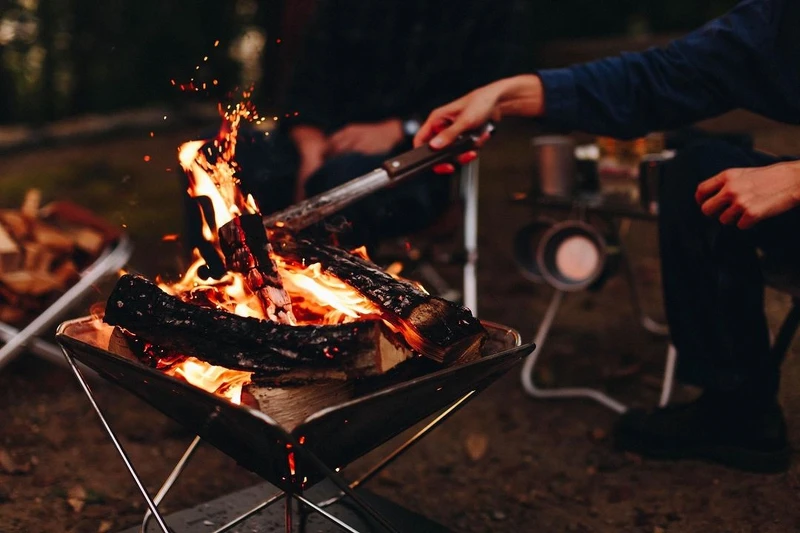 「Tabiki （たきび）」有「營火」之意，這取自戶外露營營火的意象。