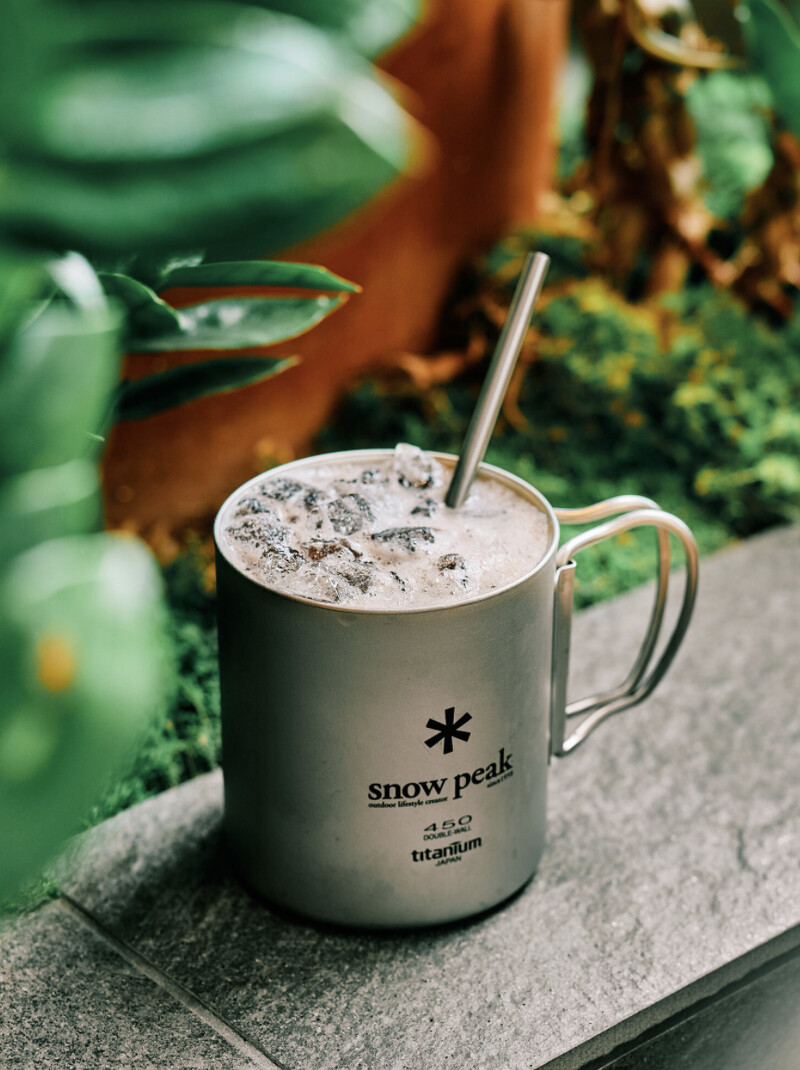 使用自家鈦鋼杯裝調飲，相當有露營風情。