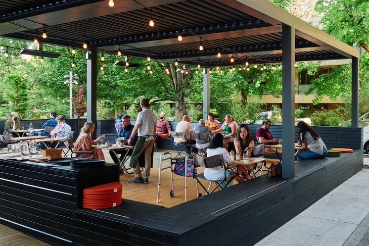 透過彷彿戶外空間與充滿營地風味的美食放鬆身心。