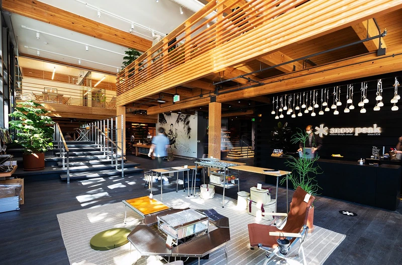 大量的光線、綠植、木頭材質與日本建築致敬。