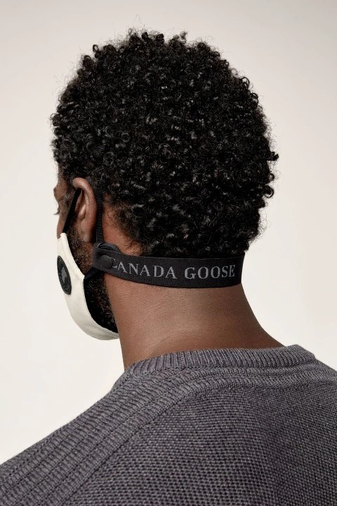 黑標款更附上彈性帶，可提供不同的穿戴方式。