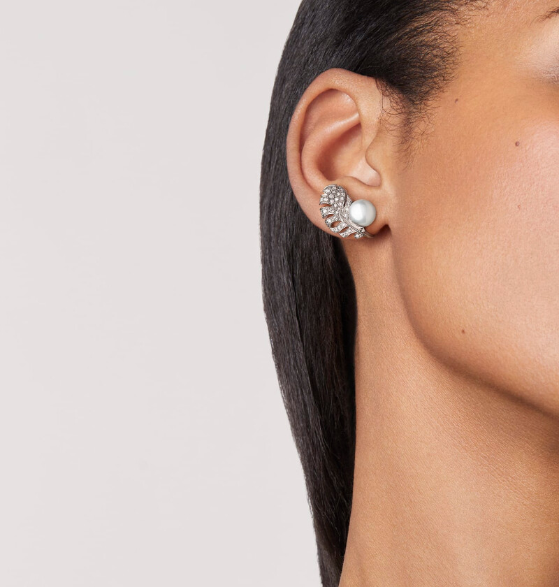 Plume de Chanel耳環18K白金,鑲嵌鑽石和養殖珍珠,售價NT$338,000 Plume de Chanel耳環18K白金,鑲嵌鑽石和養殖珍珠,售價NT$338,000