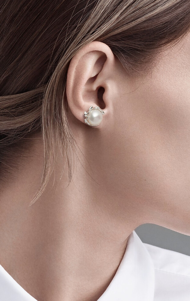 Tiffany & Co. Paloma Picasso 系列純銀淡水養殖珍珠耳環(直徑9-9.5 x 6.5-7 mm),售價NT$16,000 Tiffany & Co. Paloma Picasso 系列純銀淡水養殖珍珠耳環(直徑9-9.5 x 6.5-7 mm),售價NT$16,000