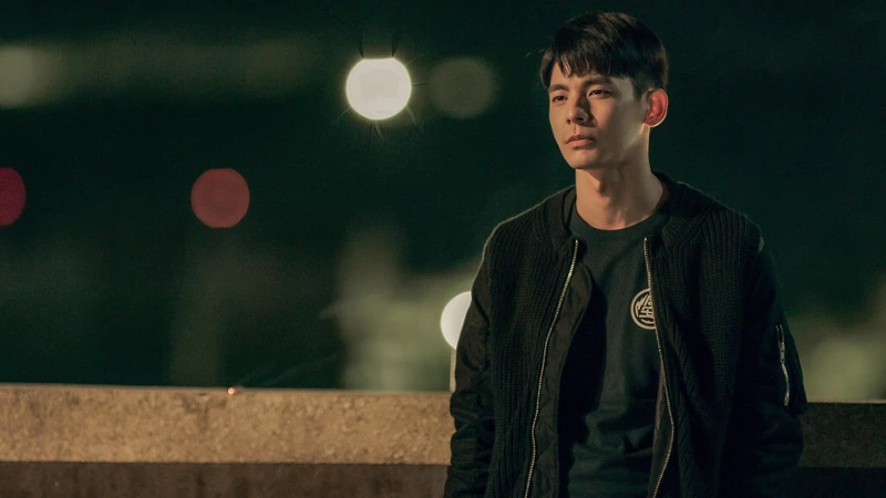 ▲林柏宏最後上天台點菸，紀念逝去的好兄弟。（圖 / 公共電視、myVideo提供）