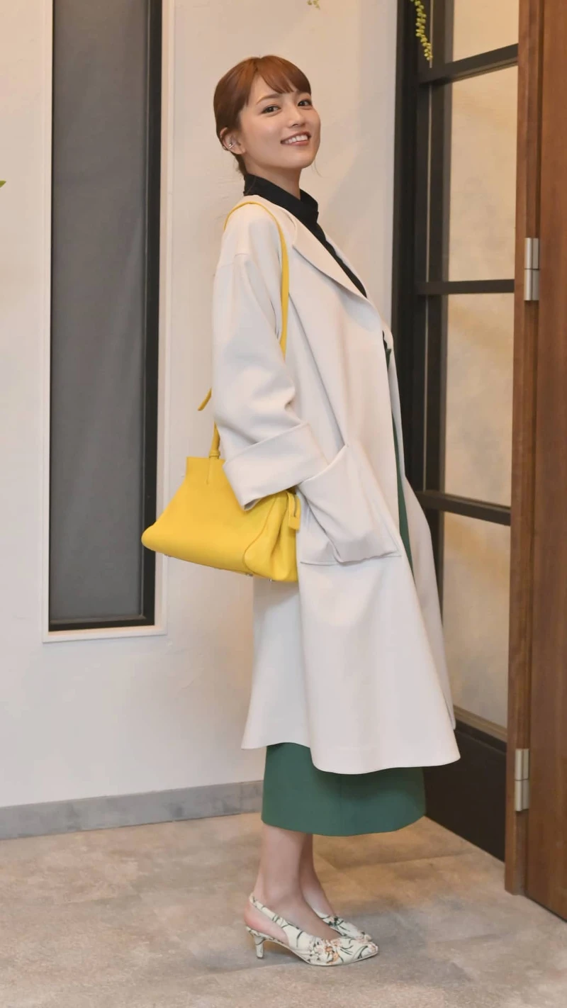 黑白+綠的穿搭法,透過黃色包包點綴作為造型亮點 黑白+綠的穿搭法,透過黃色包包點綴作為造型亮點