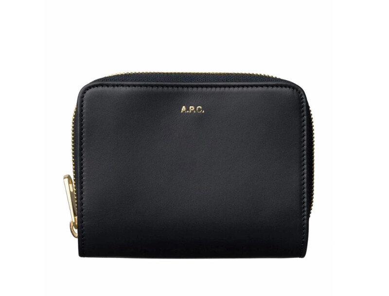 A.P.C拉鍊短夾,約NT9,000 A.P.C拉鍊短夾,約NT9,000