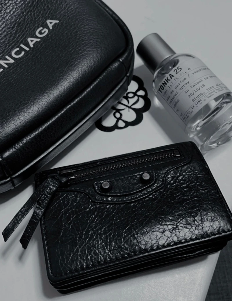 Balenciaga經典機車短夾,約NT16,000 Balenciaga經典機車短夾,約NT16,000