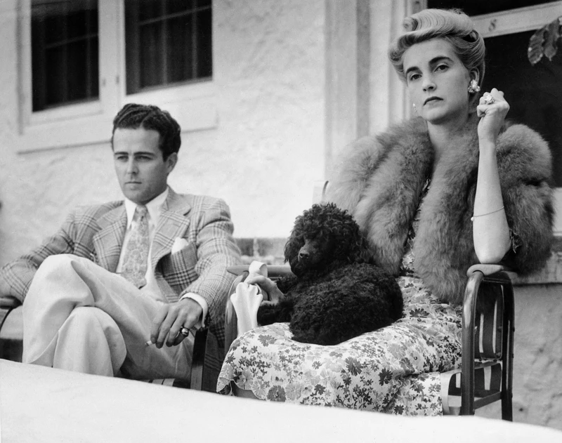 二十世紀初期最具傳奇色彩的美國 Woolworth 繼承人芭芭拉赫頓(Babara Hutton),是各大高級珠寶的重要買家,習慣佩戴碩大珠寶亮相的她,反而以一件小巧的珍珠手鍊,引人凝神細看。 二十世紀初期最具傳奇色彩的美國 Woolworth 繼承人芭芭拉赫頓(Babara Hutton),是各大高級珠寶的重要買家,習慣佩戴碩大珠寶亮相的她,反而以一件小巧的珍珠手鍊,引人凝神細看。