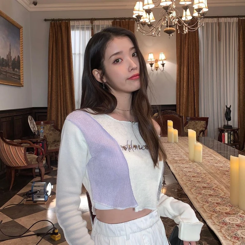 身材嬌小的韓國女星 IU 也經常穿短版上衣，是增高必備配搭單品。（dlwlrma@IG）