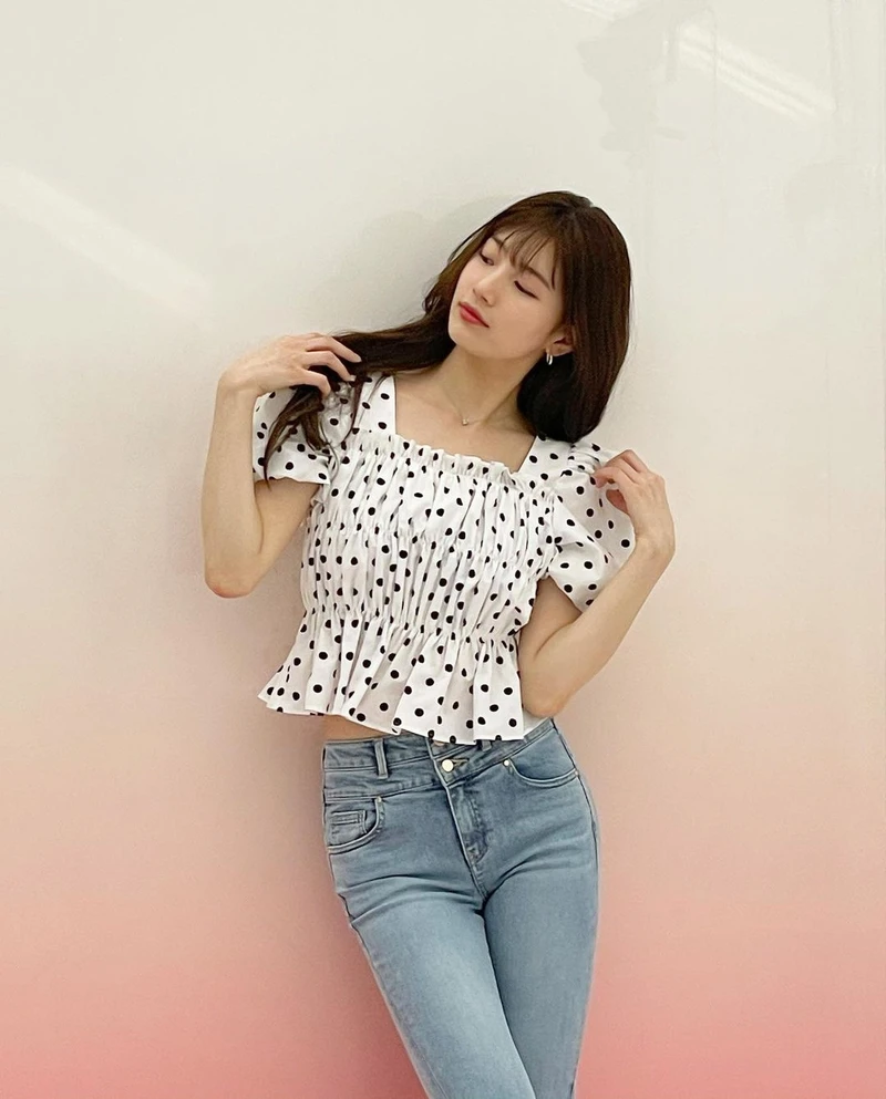 喜歡宮廷風的可以像女神秀智一樣，穿上這種公主袖而且胸前有皺褶的娃娃短版上衣，俏麗又減齡。（skuukzky@IG）