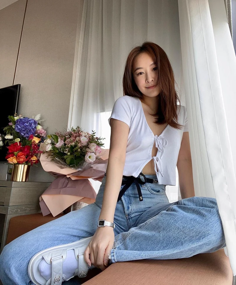 身材好又比較敢露的女生，可以像陳瀅一樣單穿這種綁帶款的開襟短版上衣，建議穿 bra top「打底」，既性感又不怕走光。（missjni@IG）