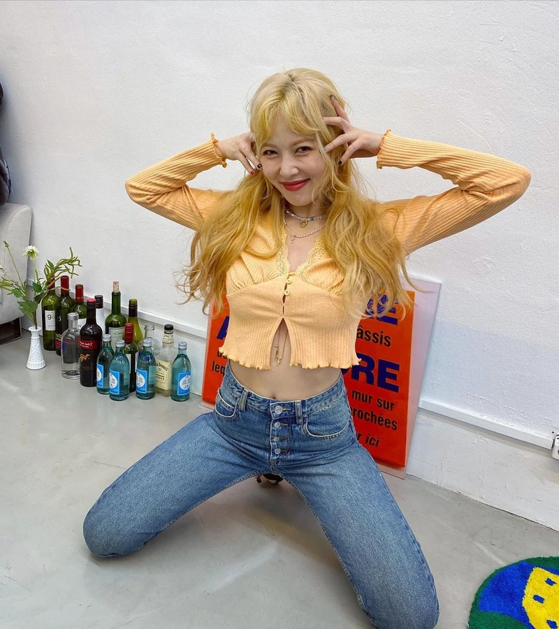 想要更顯瘦的小心機技巧就是領口和尾排的鈕扣不要扣上，露出鎖骨位和腰間的肌膚。（hyunah_aa@IG）