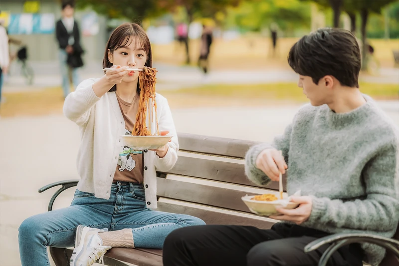 惠利與學長約會故意自毀形象。 惠利與學長約會故意自毀形象。