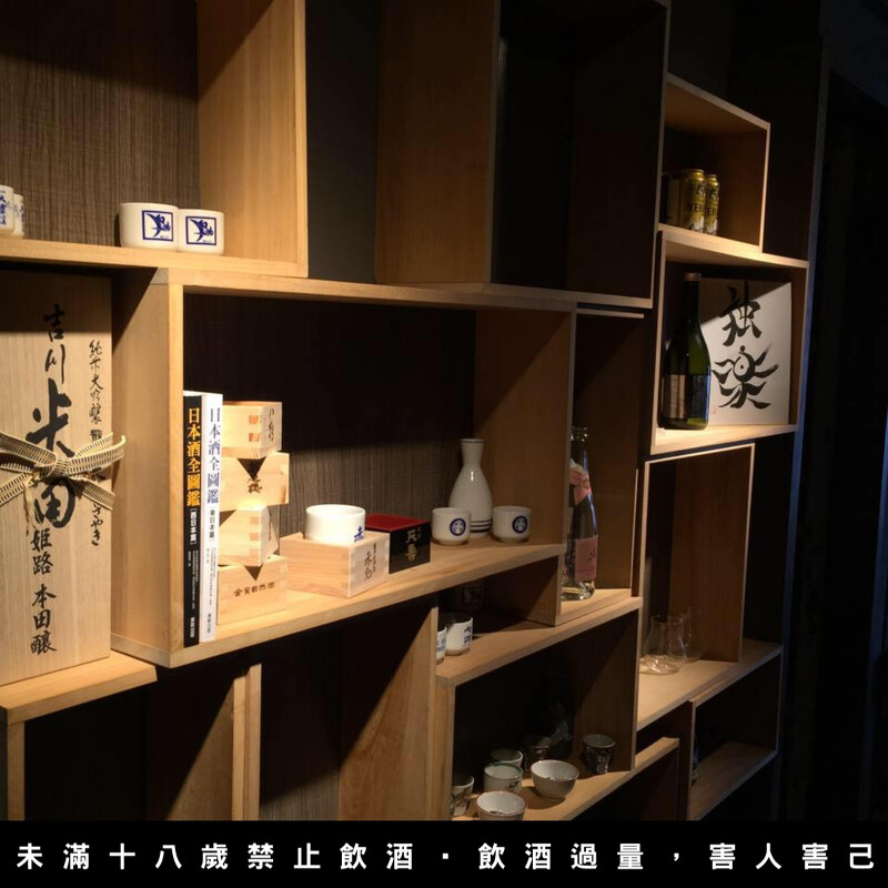 入門是陳列清酒的走廊。 入門是陳列清酒的走廊。