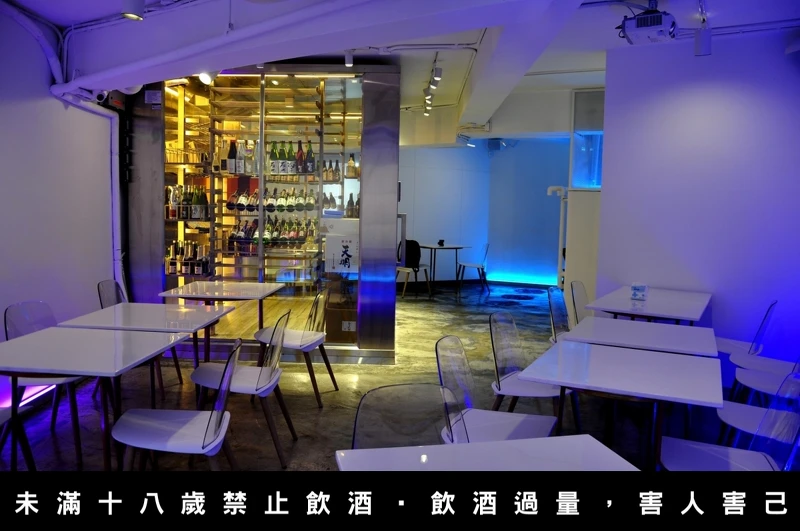 一樓為座位區與溫度管控的酒窖 一樓為座位區與溫度管控的酒窖