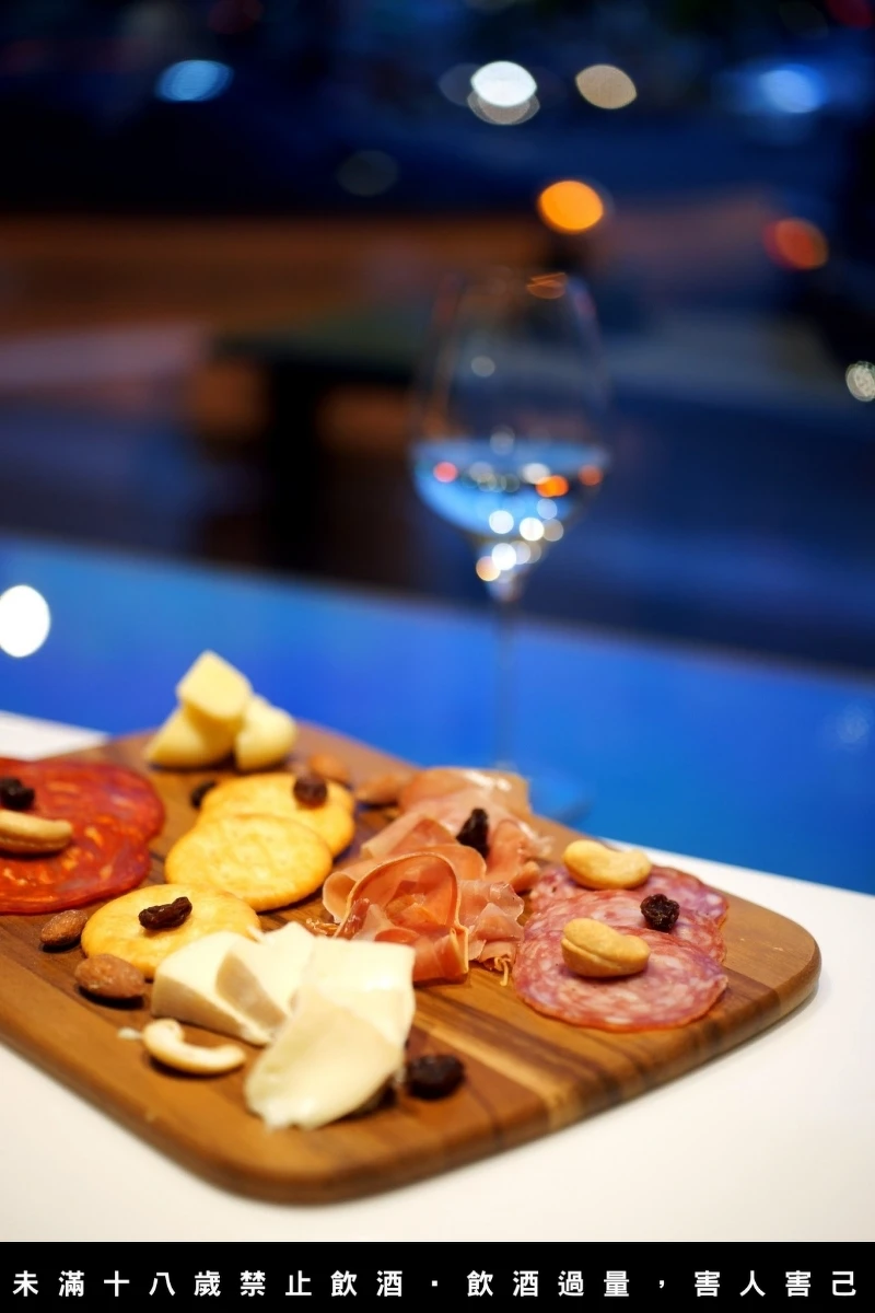 簡單的搭酒起司盤。 簡單的搭酒起司盤。