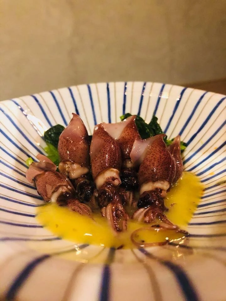 提供適合的餐點,如起司盤、牛肉料理、時令海鮮。 提供適合的餐點,如起司盤、牛肉料理、時令海鮮。