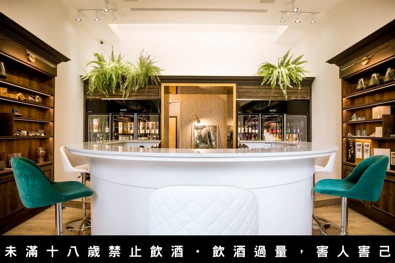 以吧台為整個空間的中心。 以吧台為整個空間的中心。