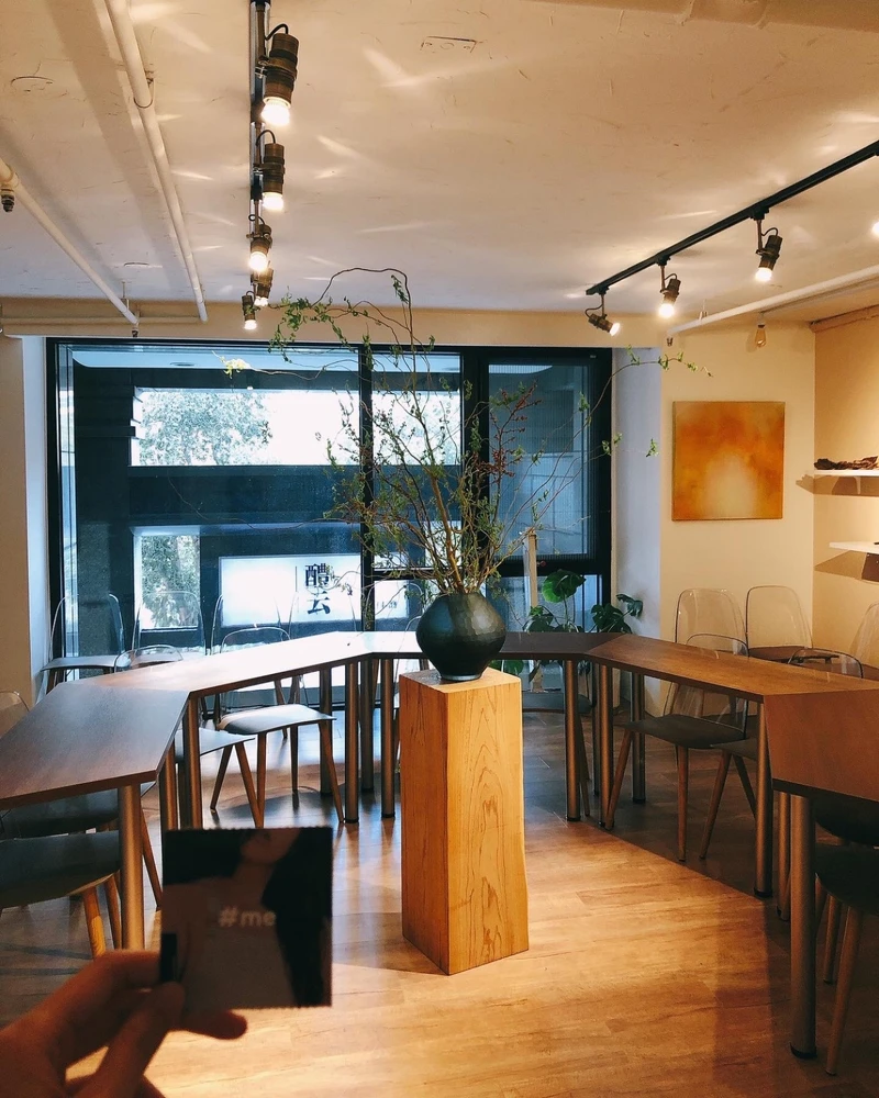 是簡潔現代且富有設計感的風格清酒吧。 是簡潔現代且富有設計感的風格清酒吧。