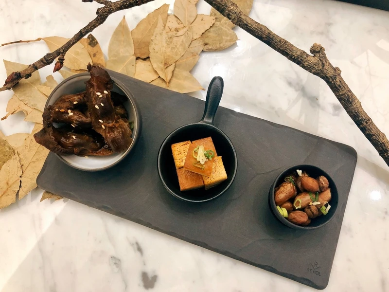 試圖打破日本酒只能與日式料理搭配的框架,選擇許多中式、異國料理搭配。 試圖打破日本酒只能與日式料理搭配的框架,選擇許多中式、異國料理搭配。