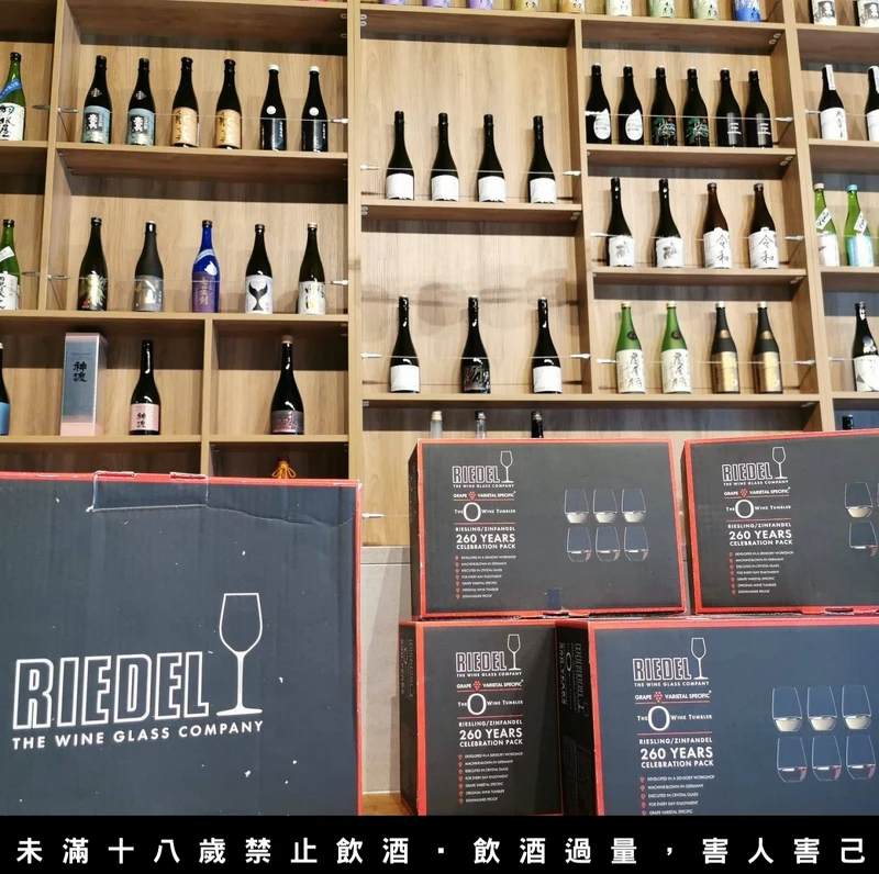 單杯飲用的杯子更是使用專業的 Riedel 特意為日本酒製作的大吟釀杯。 單杯飲用的杯子更是使用專業的 Riedel 特意為日本酒製作的大吟釀杯。
