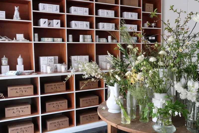 有法國知名瓷器品牌 Astier de Villatte 的多樣商品提供挑選販售。