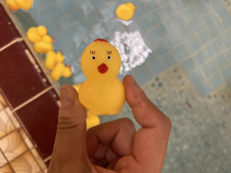 ▲老闆幫女湯的小鴨化妝。(圖/翻攝自にんじん湯@豊橋 Twitter) ▲老闆幫女湯的小鴨化妝。(圖/翻攝自にんじん湯@豊橋 Twitter)