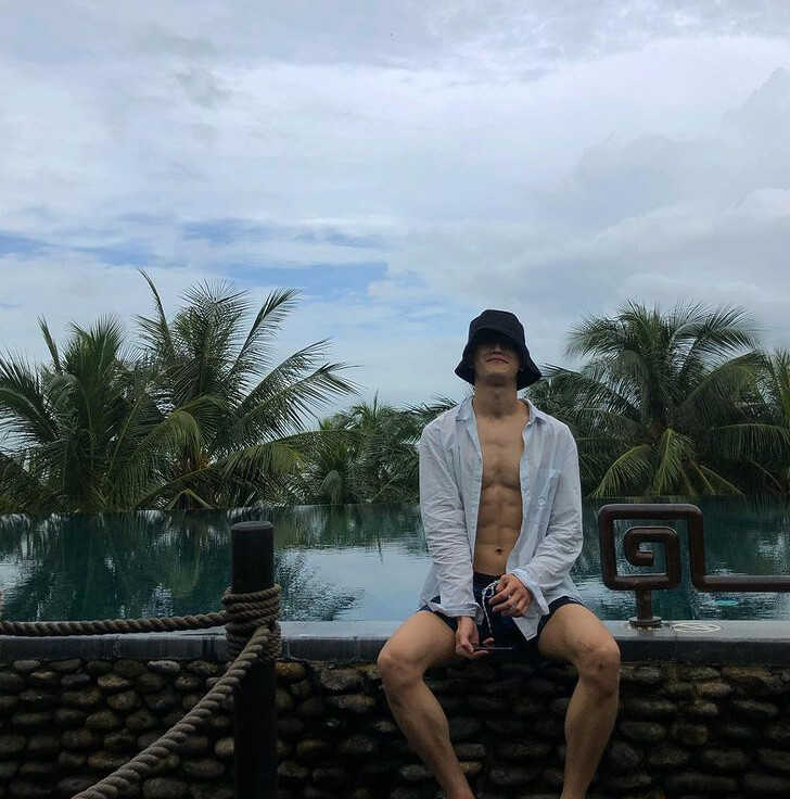 《我的室友是九尾狐》戀愛傻瓜「都載鎮」26歲 金度完