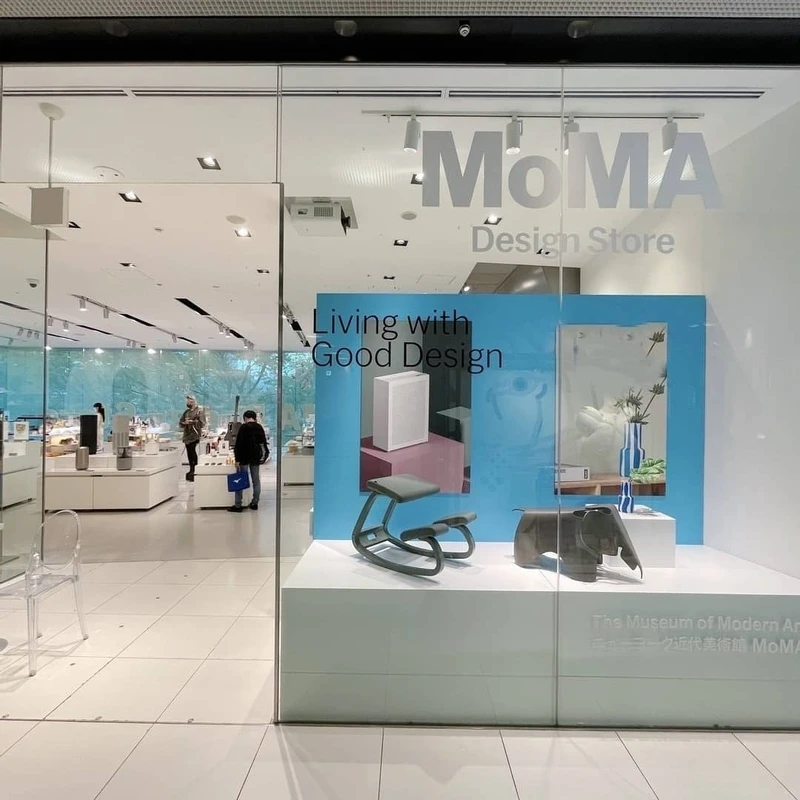Cado 產品在日本 MOMA 美術館的設計商店櫥窗。 Cado 產品在日本 MOMA 美術館的設計商店櫥窗。