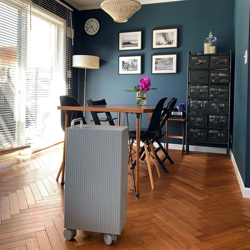 近日被日本各大報章雜誌報導的美型除濕機。 近日被日本各大報章雜誌報導的美型除濕機。