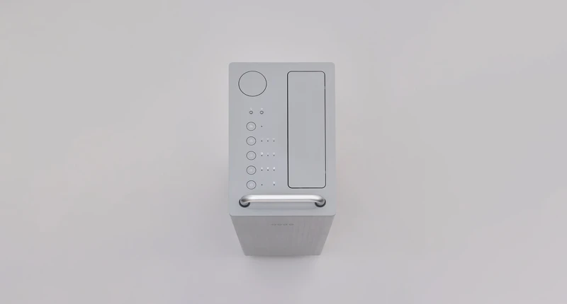 上方為出風口與平面式按鈕面板。 上方為出風口與平面式按鈕面板。