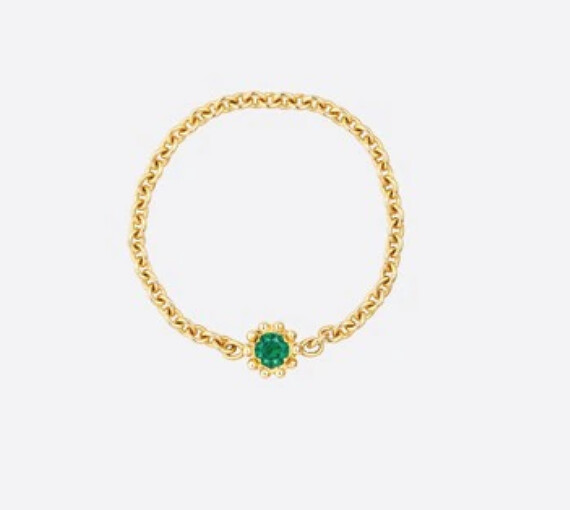 Dior Mimirose 系列戒指,18K黃金鑲嵌祖母綠,NT$27,500 Dior Mimirose 系列戒指,18K黃金鑲嵌祖母綠,NT$27,500