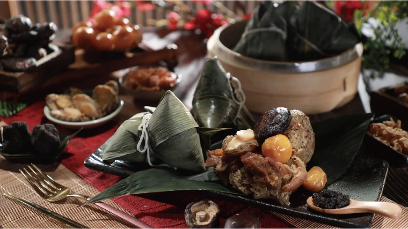 誠品線上|國宴主廚溫國智推薦端午名粽|頂級松露鮑魚粽(6入)|86折特價1,210元。 誠品線上|國宴主廚溫國智推薦端午名粽|頂級松露鮑魚粽(6入)|86折特價1,210元。