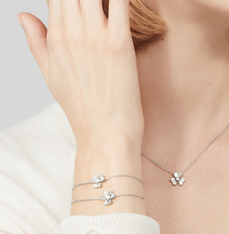 Van Cleef & Arpels Frivole系列吊墜項鍊,迷你款式,NT$57,500 Van Cleef & Arpels Frivole系列吊墜項鍊,迷你款式,NT$57,500