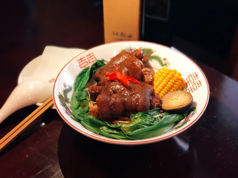 香麻豬腳風味迷人,拌麵、青菜就是豐盛的一餐。 香麻豬腳風味迷人,拌麵、青菜就是豐盛的一餐。