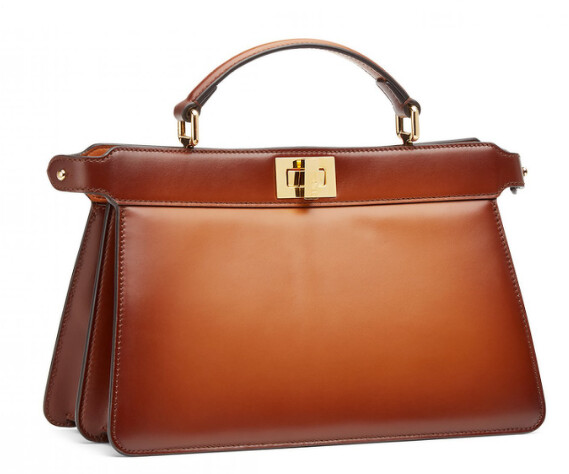 FENDI Peekaboo ISeeU Eastwest 棕色聚光燈設計包款,NT132,000。 FENDI Peekaboo ISeeU Eastwest 棕色聚光燈設計包款,NT132,000。