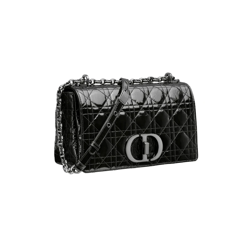 Dior Caro黑漆亮面籐格紋小牛皮中型翻蓋包,NT125,000 Dior Caro黑漆亮面籐格紋小牛皮中型翻蓋包,NT125,000