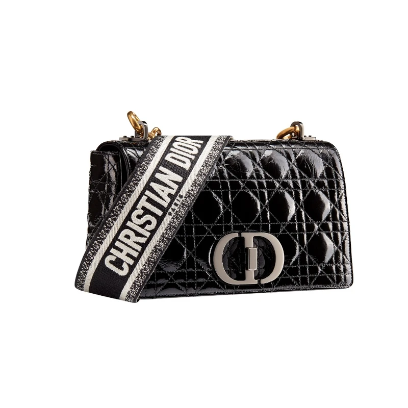 Dior Caro黑漆亮面籐格紋小牛皮中型翻蓋包,NT125,000 Dior Caro黑漆亮面籐格紋小牛皮中型翻蓋包,NT125,000