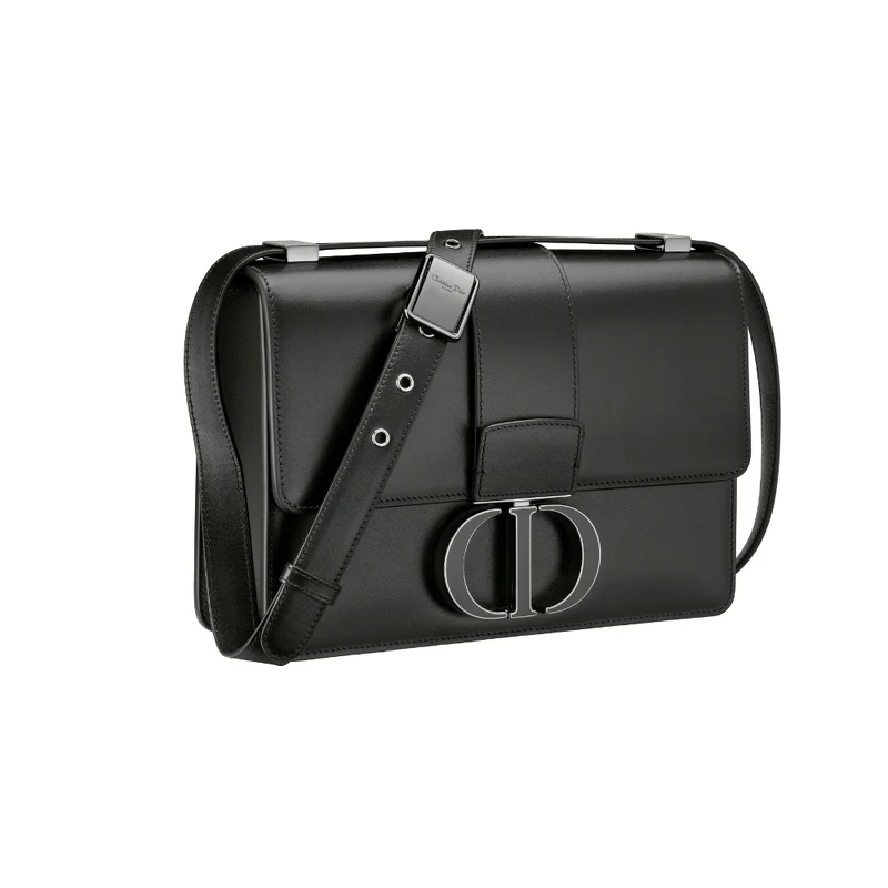 30 Montaigne 墨黑色小牛皮 CD 琺琅搭扣翻蓋包,NT120,000 30 Montaigne 墨黑色小牛皮 CD 琺琅搭扣翻蓋包,NT120,000