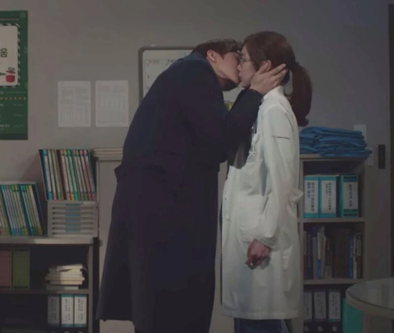 《機智醫生生活2》「政源」柳演錫＋「冬天」申鉉彬 「心動緊抱」名場面