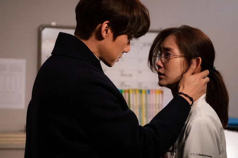 《機智醫生生活2》「政源」柳演錫＋「冬天」申鉉彬 「心動緊抱」名場面