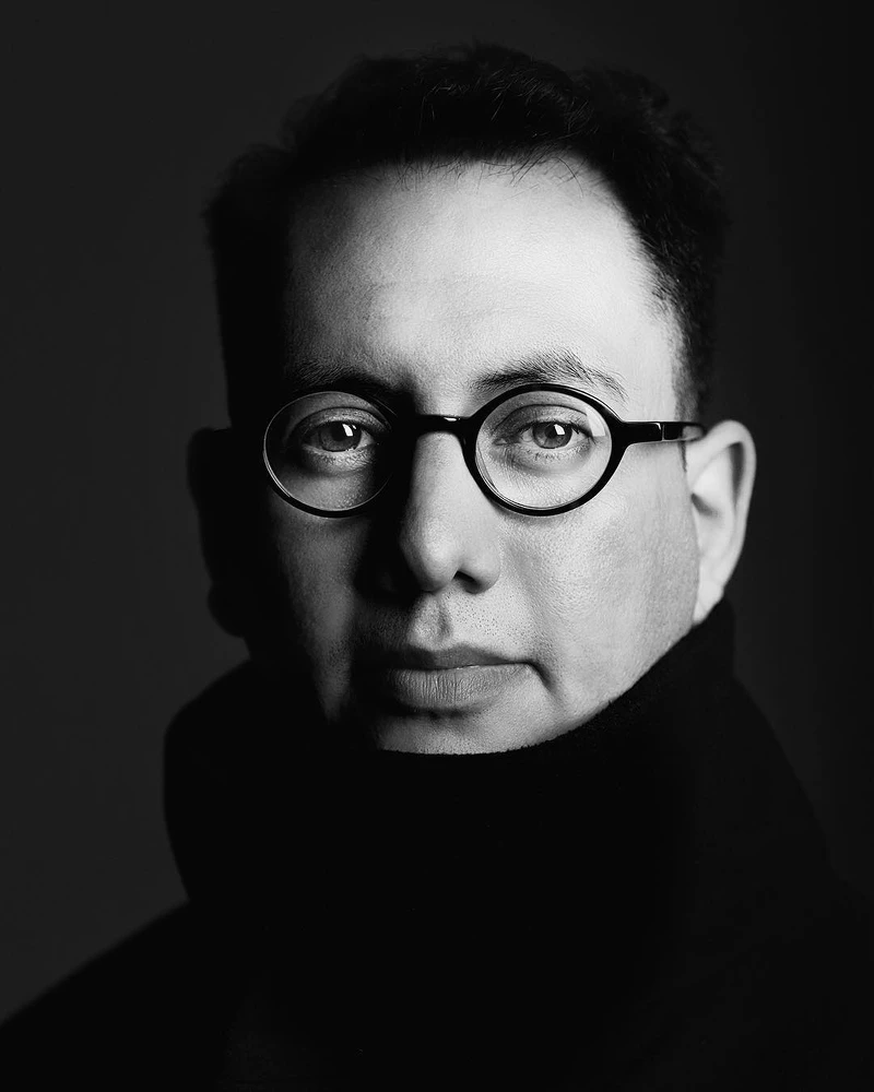 雷菲克．安納多爾（Refik Anadol），是一名土耳其裔美國人的新媒體藝術家、導演以及人工智慧美學的先驅。