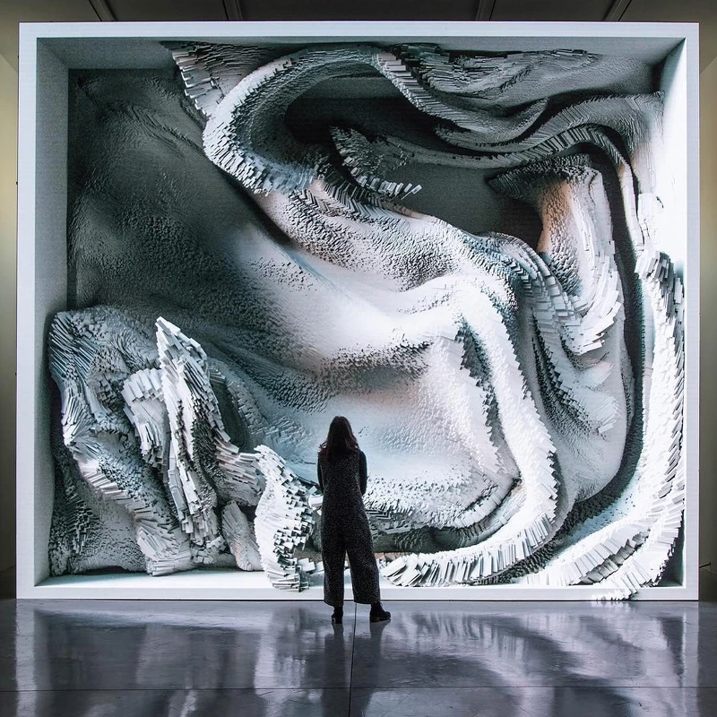 作品《Melting Memories》，由媒體牆與泡棉構成，裝置會模擬觀眾的大腦運行、變化，以先進的技術和藝術結合，呈現了人腦的運行機制。