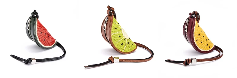 Loewe Iraca棕櫚纖維拼小牛皮半月造型零錢包,售價NT$15,000 Loewe Iraca棕櫚纖維拼小牛皮半月造型零錢包,售價NT$15,000