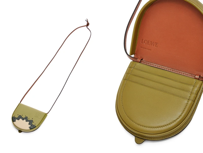 Loewe Heel綠色小牛皮奇異果圖案肩背包,售價NT $19,000 Loewe Heel綠色小牛皮奇異果圖案肩背包,售價NT $19,000